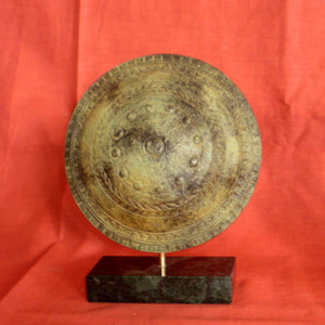 ΚΩΔ.BR098b Αντίγραφο ασπίδας με φύλλο ελιάς με μαρμάρινη βάση (μπρούτζινο) Ύψος: 18cm
